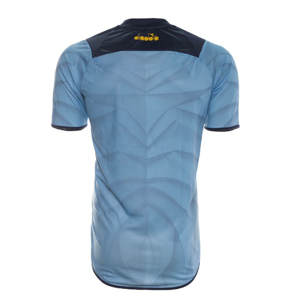 Vista lateral da camiseta masculina azul claro Diadora mostrando detalhes do tecido e estampa